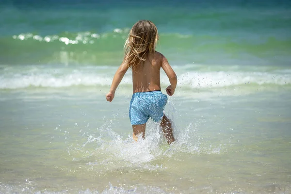 在海滩上快乐的小男孩 — 图库照片