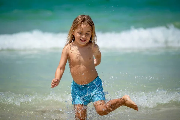 Joyeux petit garçon sur la plage — Photo