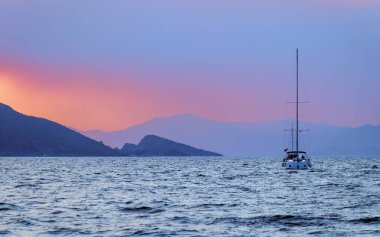 Günbatımı Gökyüzünde yelkenli