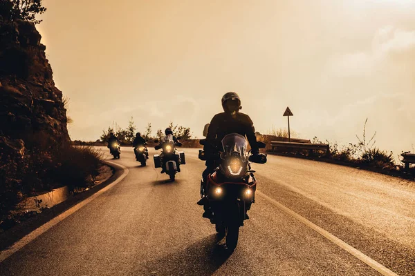 Motorkáři na západě slunce v horách — Stock fotografie