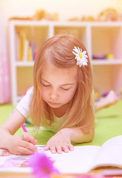 Little girl drawing at home — Stock Photo, Image