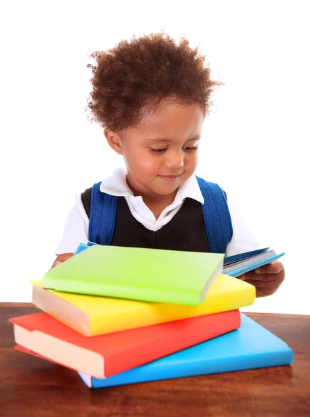 Kleine zwarte jongen lezing boeken — Stockfoto