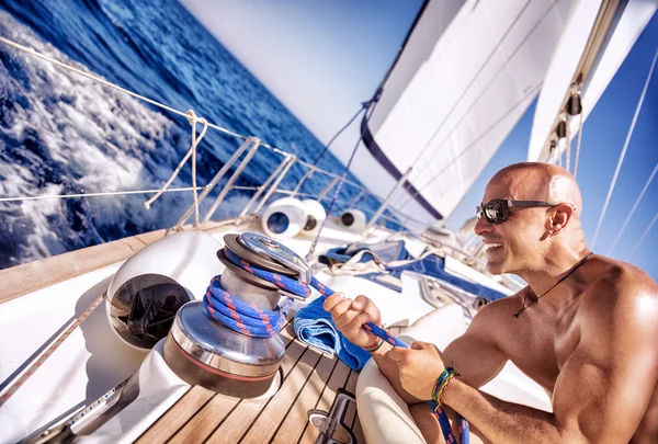 Knappe sterke man aan het werk op zeilboot — Stockfoto