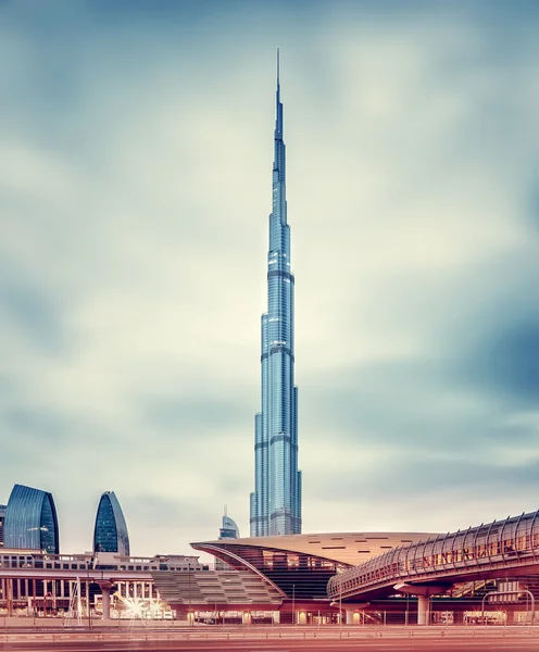 Burj khalifa i nowoczesna stacja metra w Dubaju — Zdjęcie stockowe