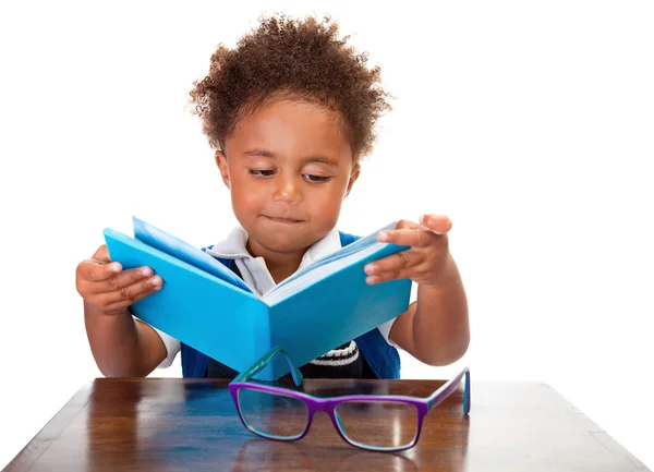 Menino a ler livros — Fotografia de Stock