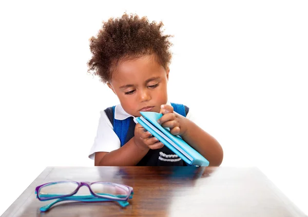 Kleiner Junge liest Bücher — Stockfoto