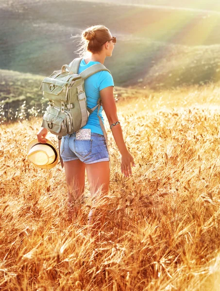 Kobieta na złotym polu pszenicy — Zdjęcie stockowe