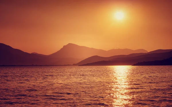 Schöner Sonnenuntergang am Meer — Stockfoto