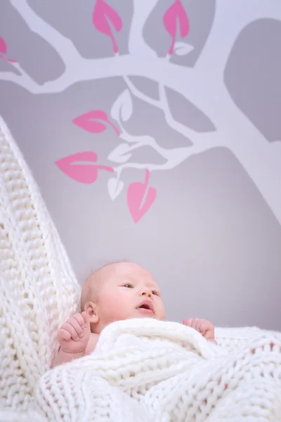 Lindo bebé en el dormitorio — Foto de Stock