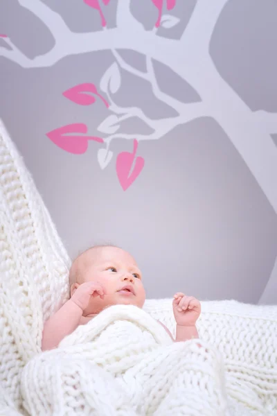 Χαριτωμένο μωράκι στην κρεβατοκάμαρα — Φωτογραφία Αρχείου