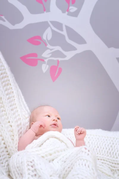 Carino piccolo bambino in camera da letto — Foto Stock