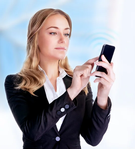 Zakenvrouw tekstbericht lezen — Stockfoto