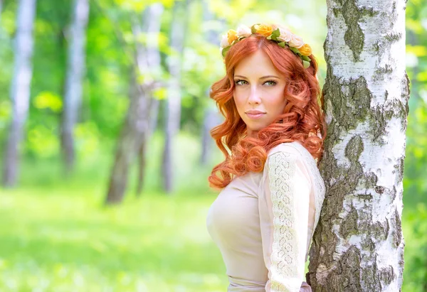 Fashionable girl in the park — Stock Photo, Image