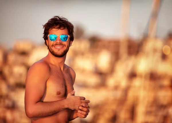 Bel ragazzo sulla spiaggia — Foto Stock