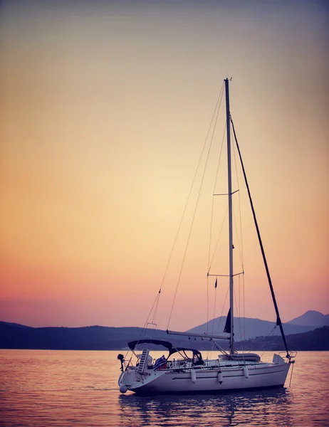 Segelboot im Sonnenuntergang — Stockfoto