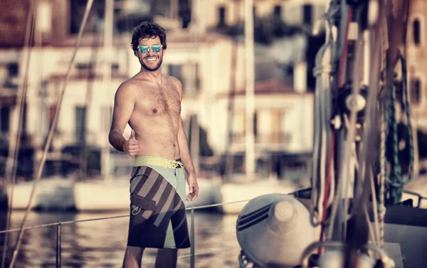 Happy man on the sailboat — Stock Photo, Image