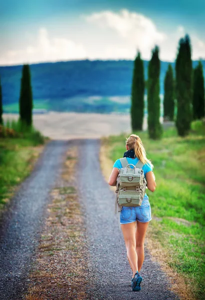 Unga backpacker färdas längs Europa — Stockfoto