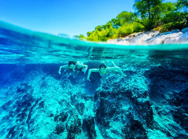 Coppia subacquea attiva — Foto Stock