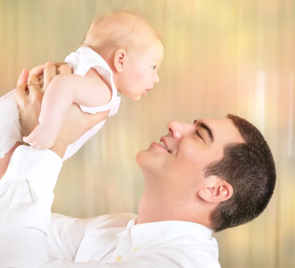 Glückliches Konzept für junge Familien — Stockfoto