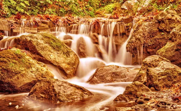 Bella cascata nel parco autunnale — Foto Stock