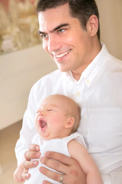 Père heureux avec bâillement fille sur les mains — Photo