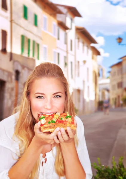 İtalyan pizza yemek — Stok fotoğraf