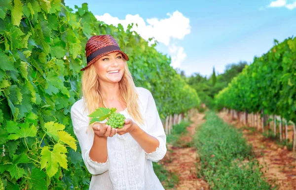 Donna felice sulla vigna — Foto Stock