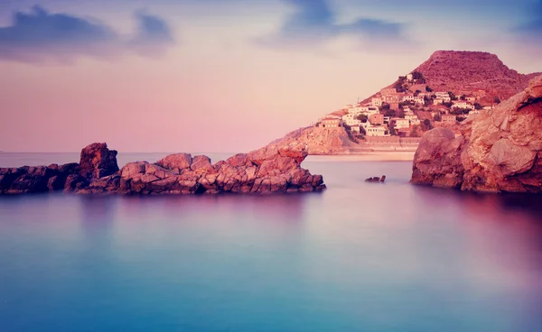 Isla griega en atardecer púrpura — Foto de Stock