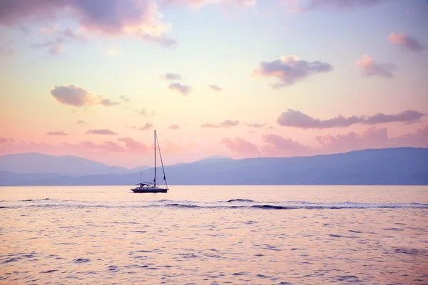 Luxury sailboat in sunset light — Zdjęcie stockowe