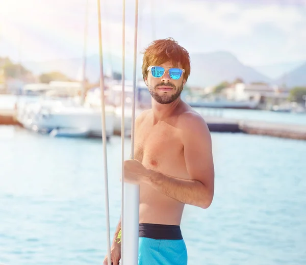 Bell'uomo sullo yacht — Foto Stock