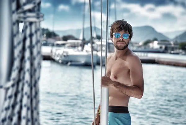 Uomo sexy sulla barca a vela — Foto Stock