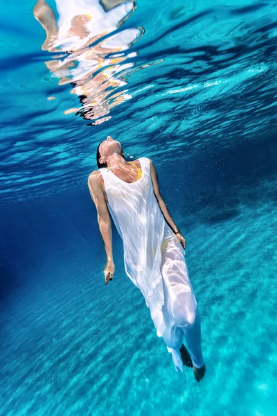 Hermosa mujer bajo el agua — Foto de Stock