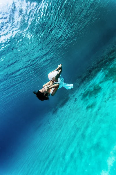 Dancing underwater — Stock Photo, Image