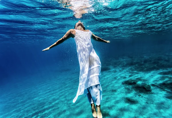 Mujer joven nadando bajo el agua — Foto de Stock