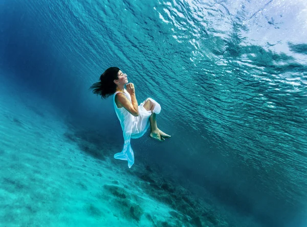 Bailando bajo el agua — Foto de Stock