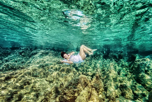 Dancing underwater — Stock Photo, Image