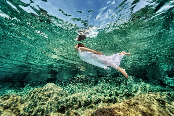 Schwimmen im transparenten Meer — Stockfoto