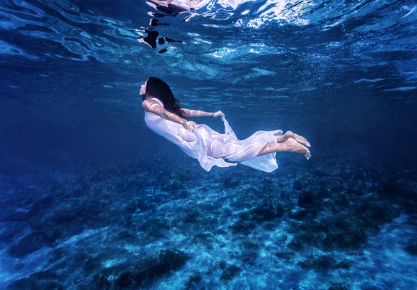 Natación en hermoso mar azul — Foto de Stock