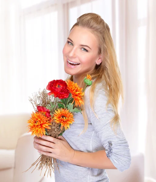 Gladlynt kvinna med blommor — Stockfoto