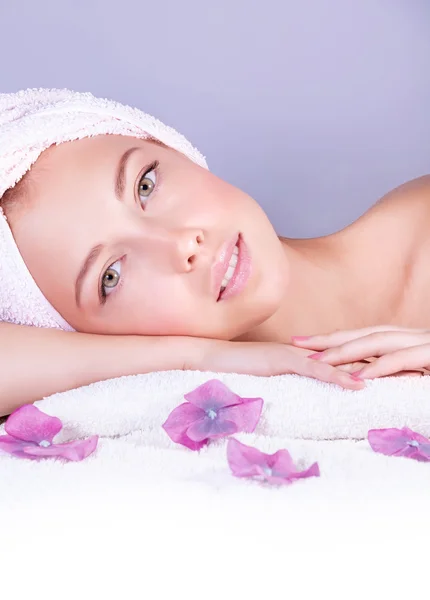 Hermosa mujer en el salón de spa — Foto de Stock