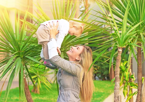 Glad mamma leker med baby — Stockfoto