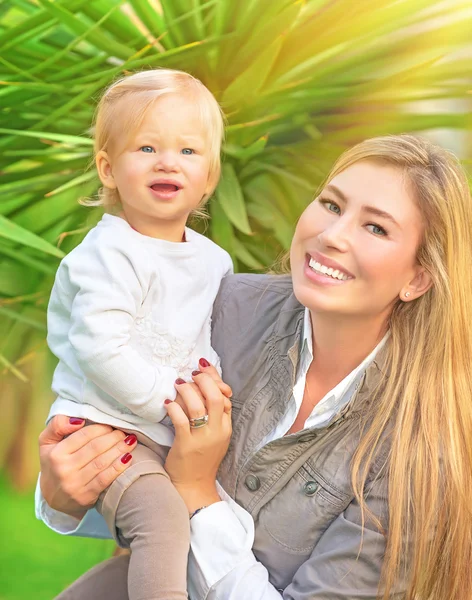 Gelukkig moeder met baby — Stockfoto