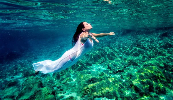 Hermosa mujer relajándose en el agua — Foto de Stock