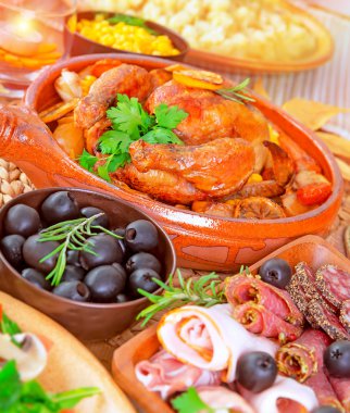 Evde şenlikli bir yemek.