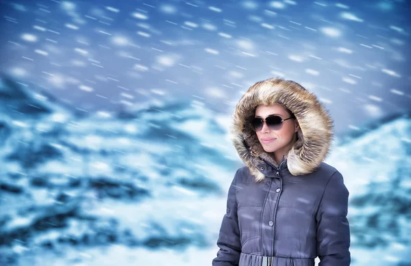 Modelo de moda en montañas de invierno — Foto de Stock