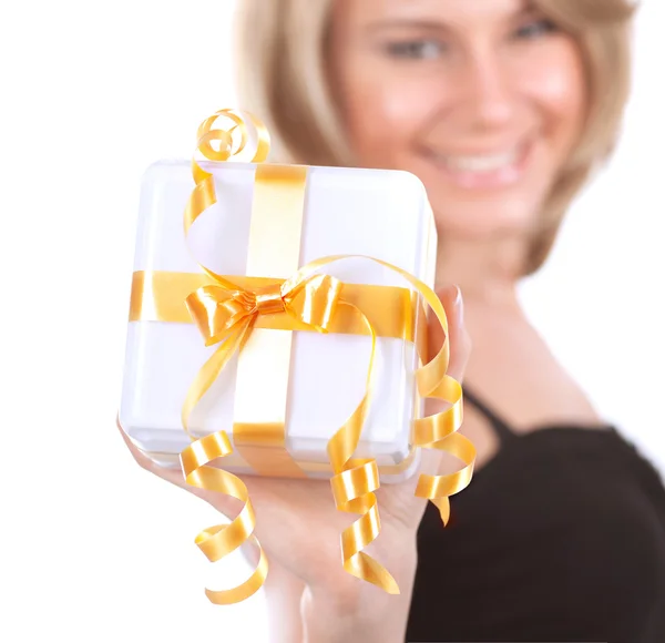 Vrolijke vrouw met doos van de gift — Stockfoto