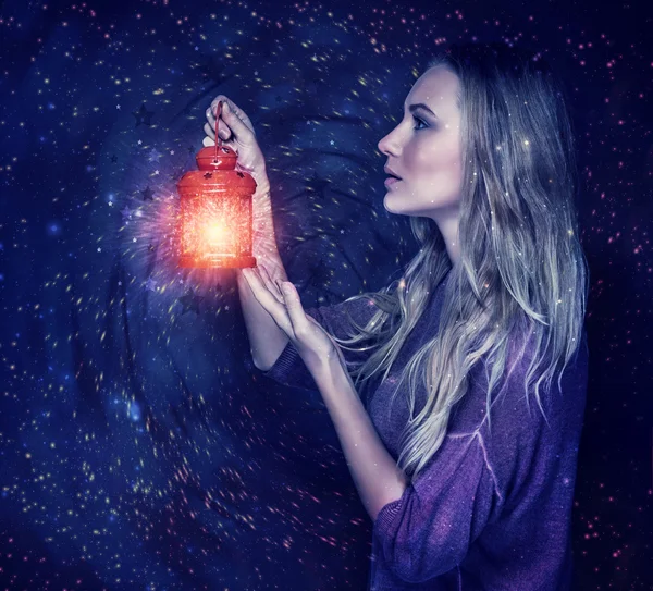 "Женщина с волшебным фонарем" — стоковое фото
