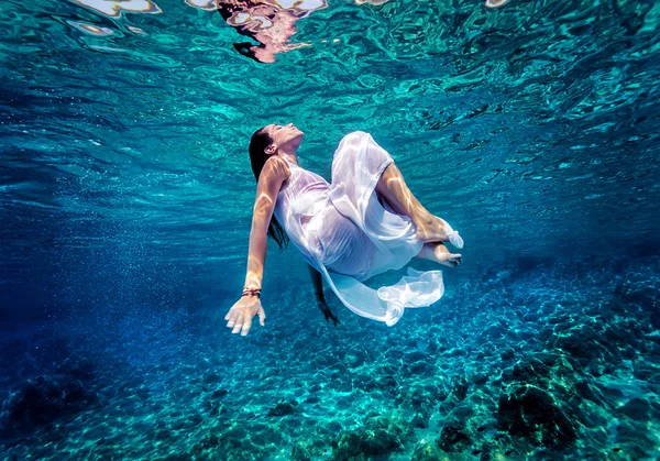 Linda dança feminina subaquática — Fotografia de Stock