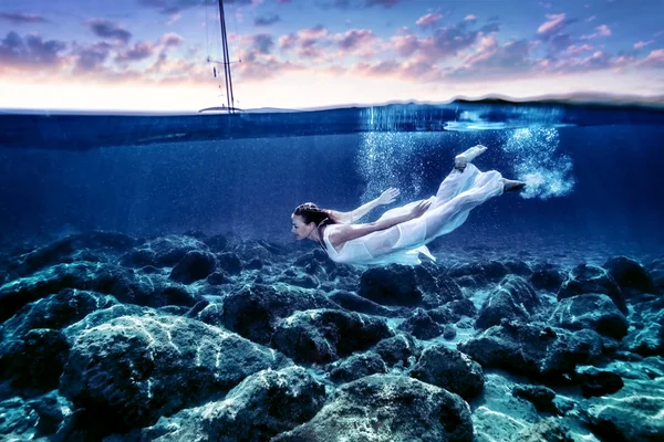 Buceo en la hora de la puesta del sol — Foto de Stock