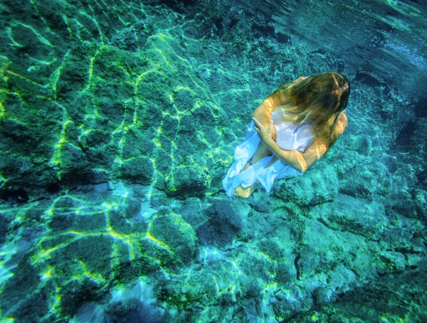 Underwater meditating — Stock Photo, Image